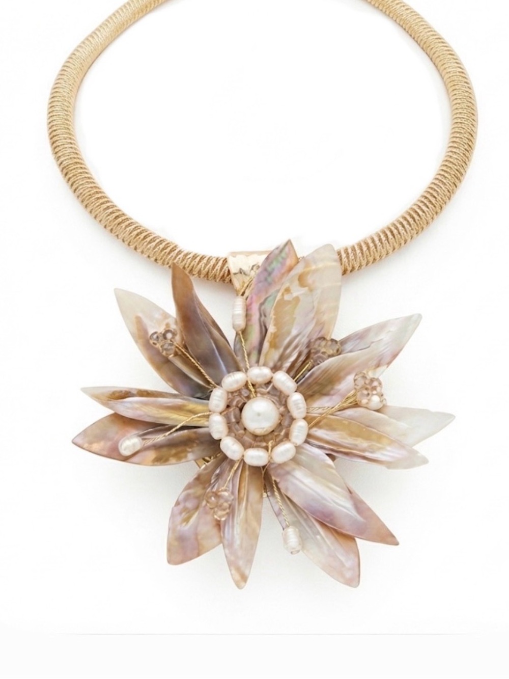 NWT ⚜️🐚⚜️ Gardenia Shell Floral Pendant Necklace